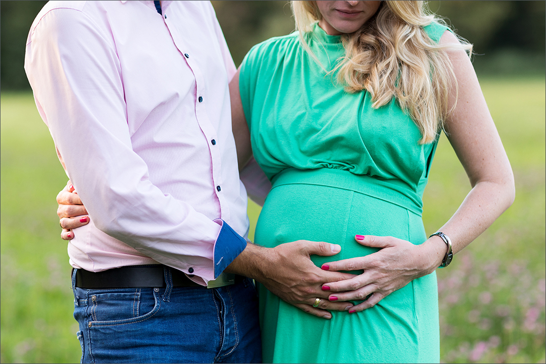 Babybauch Fotoshooting - natürliche Fotos der Schwangerschaft